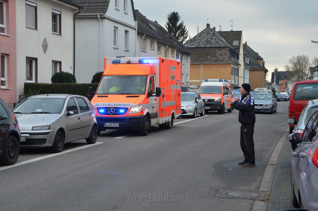 Einsatz BF Messerstecherei Koeln Ostheim Servatiusstr P03.JPG - Miklos Laubert